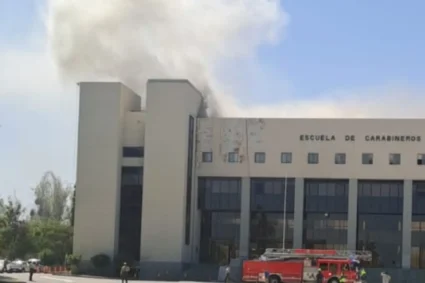 ¡ARDIÓ LA ESCUELA DE CARABINEROS! BOMBEROS LOGRÓ CONTROLAR LA EMERGENCIA